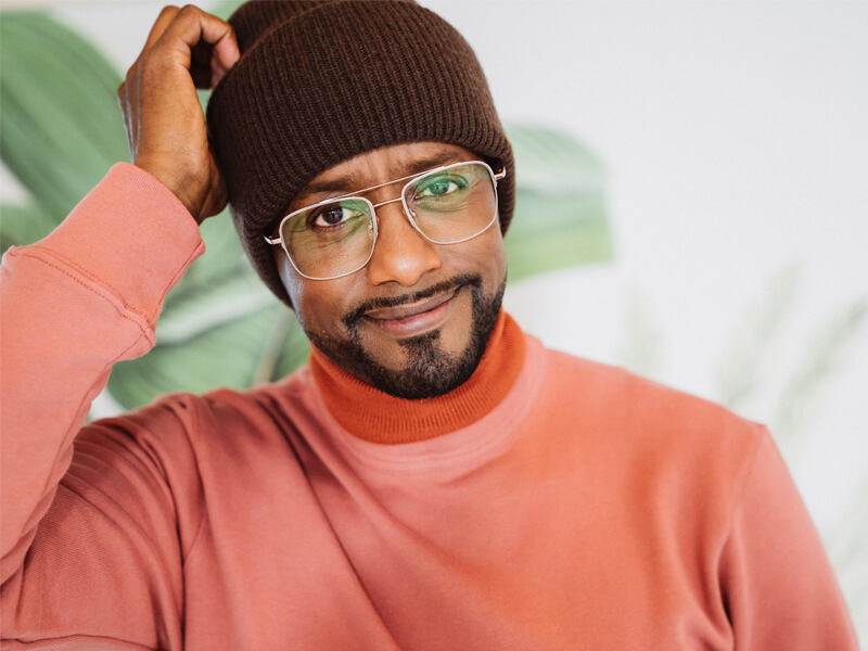 Ein Mann mit Brille und Mütze